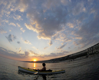 Посрещнете нощта с Тур с каяк по залез слънце“ от плаж Каварна - за двама