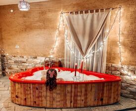 Романтична нощувка за двама в екокъща "Землянка" в Лещен + шампанско, кутия бонбони, листа от рози и свещи