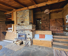 Две нощувки за двама в дървена екокъща в Лещен + украса от балони,вино и шоколад