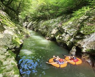 Водно забавление със "Спускане с гума по каньона на река Арда за двама" 