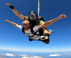 Екстремен тандемен скок с парашут от 4200 метра около София с хенди видео