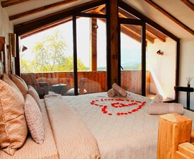 Романтично бягство от града във „Вила Панорама“ в с. Лещен - две нощувки  + украса от листа от рози, свещи и бутилка вино