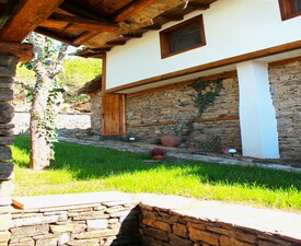 Романтично бягство от града във „Вила Панорама“ в с. Лещен - две нощувки  + шампанско, кутия бонбони, листа от рози и свещи