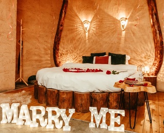 Две романтични нощувки за двама в екокъща "Землянка" в Лещен + шампанско, кутия бонбони, листа от рози и свещи