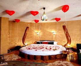 Романтична нощувка за двама в екокъща "Землянка" в Лещен + украса от балони,вино и шоколад