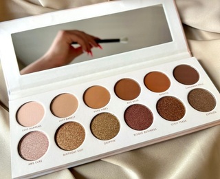 Красива и уверена с Професионален грим + изкуствени мигли на снопчета в Перник