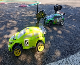 Управлявайте минимодел на кола на писта за Формула 1_10 RC - 60 минути