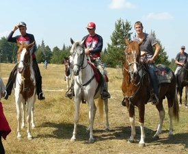 Романтична разходка за трима на кон и обяд сред дивата природа на Боровец
