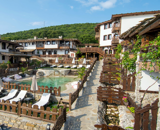 Две нощувки за двама във ВИП студио с джакузи в Комплекс „Старите къщи“ - Медово с бутилка вино и сезонни плодове