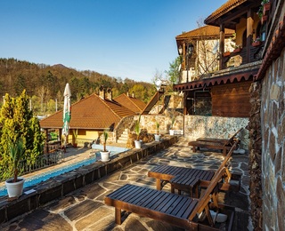 Романтична нощувка + историческо сафари с джип във Велинград за двама