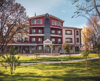 Нощувка във „Вила Синтика“ с вечеря – преживяване с вкус и аромат на вино 