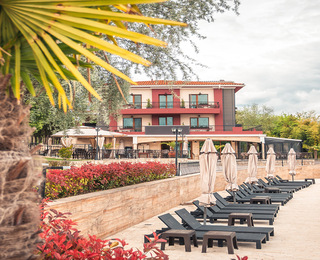 Нощувка през уикенд с вечеря във "Вила Синтика" – преживяване с вкус и аромат на вино