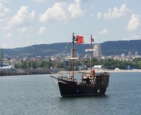 В прегръдката на морето: Разходка за двама + едно дете от 2-12 г с кораб Св. Тома край Варна