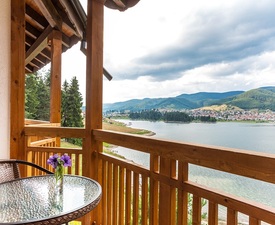 Уикенд за двама + 1 дете в семейна вила на брега на яз. Доспат