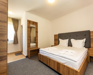 Нощувка за двама + 2 деца в семейна вила на брега на яз. Доспат