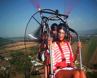 Издигнете се с "60-минутен полет с моторен парапланер + видеозаснемане край Казанлък" 