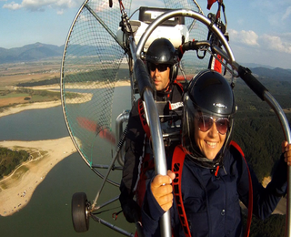 Издигнете се с "20-минутен полет с моторен парапланер + видеозаснемане край Казанлък" 