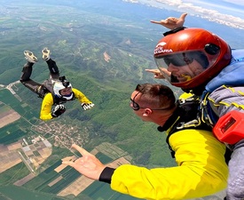 Екстремен тандемен скок с парашут от 4000 метра на летище Ихтиман + видео и снимки от камерамен и хендикам 