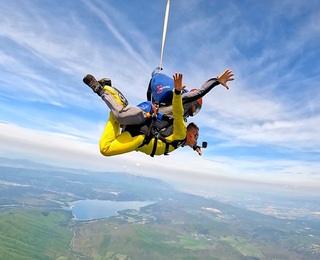 Екстремен тандемен скок с парашут от 4000 метра на летище Ихтиман + видео и фотозаснемане от камерамен