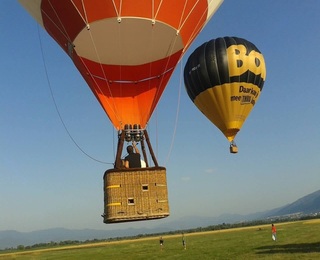 В магията на небето с ВИП полет с балон за четирима с видео, шампанско и бонбони в Източна България с локация по избор