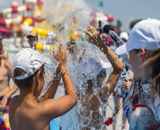 Водни забавления с делничен билет за двама + дете в Аквапарк София 