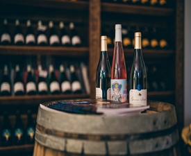 Опитайте магията на виното с Тур и дегустация на редки български сортове за двама във Винарска изба Царев Брод 