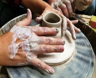 Грънчарска работилница за двама човека в Център за приложни изкуства и занаяти „Къщата“, гр. Велико Търново
