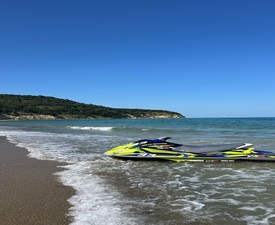 На гребена на вълната с Каране на джет за един или двама във Варна - 20 мин.