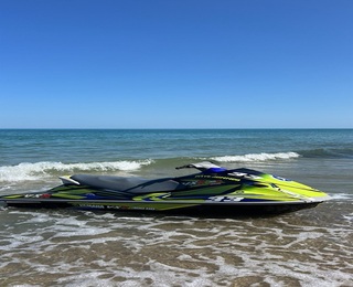 На гребена на вълната с Каране на джет за един или двама във Варна - 30 мин.