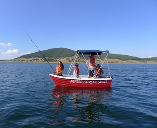 Моторна лодка под наем на яз. Батак - 120 минути