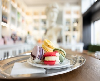 Френска наслада – дегустация на 2 вида макарони с шампанско в The RITZ Specialty Coffee - за двама