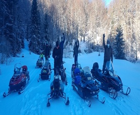 Каране на моторна шейна за двама за един час в района на Петрохан