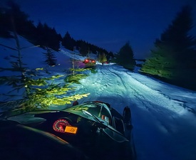 Нощно каране на моторни шейни в района на Петрохан - двама на една шейна