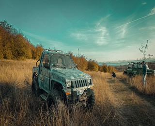 Офроуд шофиране на джип Дайхацу или Автентичен руски джип