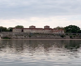 Разходка с моторна лодка по Дунава за двама човека в група във Видин