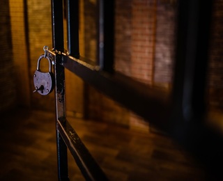 Избягай от стаята за един час: Клопката, ескейп стая за петима