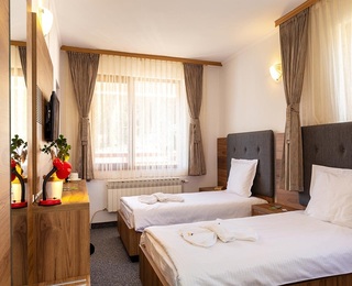 Уикенд за двама + 1 дете на брега на яз. Доспат 