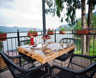 Нощувка за двама + 1 дете на брега на яз. Доспат 