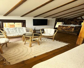 Сред природата с „Уикенд във Вила Панорама 2“ в с. Лещен + украса от балони,вино и шоколад