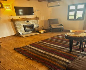 Сред природата с „Нощувка във Вила Панорама 2“ в с. Лещен  + шампанско, кутия бонбони, листа от рози и свещи