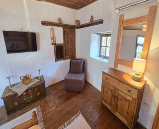 Блажено спокойствие във „Вила Панорама 3“ в с. Лещен  + украса от листа от рози, свещи и бутилка вино