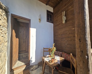 Блажено спокойствие с „Две нощувки за двама във вила Панорама 3“ в с. Лещен + украса от листа от рози, свещи и бутилка вино