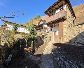 Блажено спокойствие с „Две нощувки за двама във вила Панорама 3“ в с. Лещен + шампанско, кутия бонбони, листа от рози и свещи