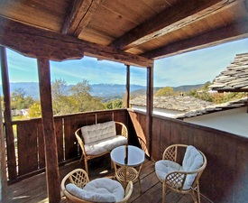 Блажено спокойствие във „Вила Панорама 3“ в с. Лещен  + шампанско, кутия бонбони, листа от рози и свещи