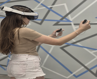 Забавление на макс с Посещение за трима в зала за активни игри и VR приключения във Велико Търново