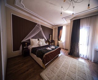 Нощувка + дегустация на 5 вида вино за двама в Мелник с включени вечеря и закуска, релакс зона и вход за музея на виното и посещение на с. Долене