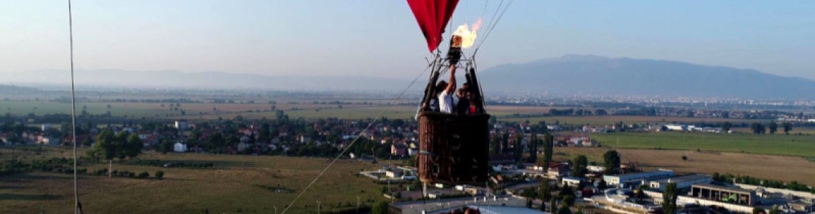 На върха на адреналина: Подарък за скок с бънджи от балон – защо трябва да го изпробвате!