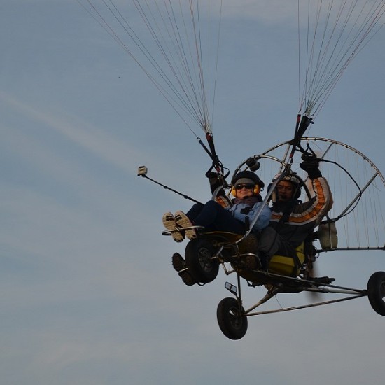 Полет с тандемен моторен парапланер + заснемане с HD от Makaroon