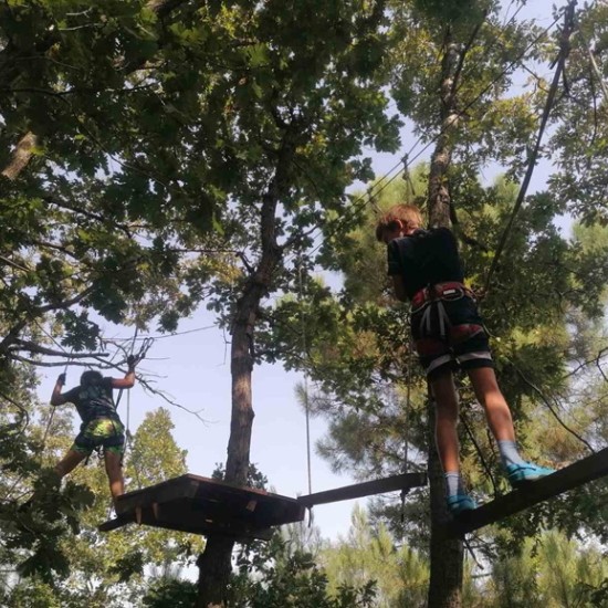 Изненадайте детето си с Каране на детско АТВ в затворена писта + въжен парк + бонус стрелба с лък от Makaroon