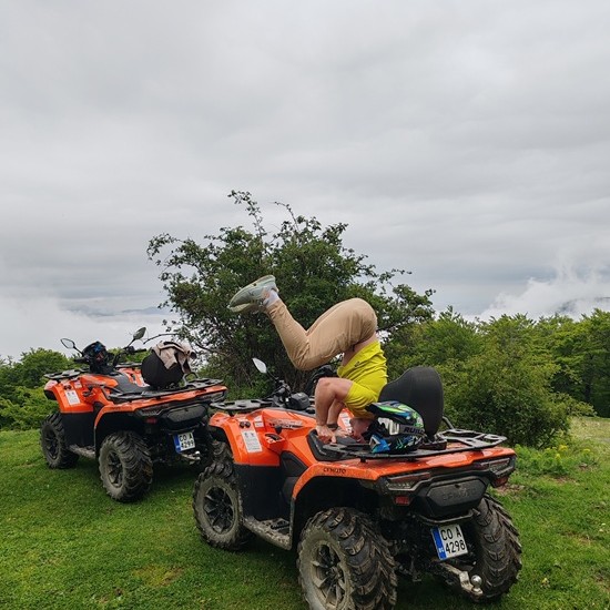 Подарете си  невероятни мигове, пълни с адреналин и природни гледки с  Двучасов АТВ тур за един човек в Пирдоп от Makaroon